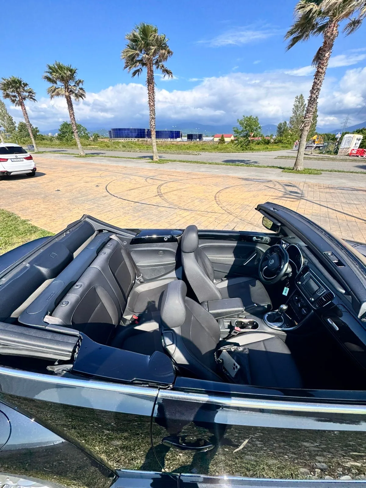 Volkswagen Beetle Cabrio 2017 — аренда авто в Грузии, Cartome