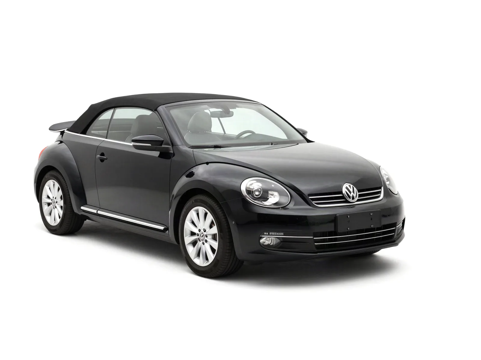 Volkswagen Beetle Cabrio 2017 — аренда авто в Грузии, Cartome